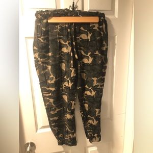 Pull on camo cropped pants